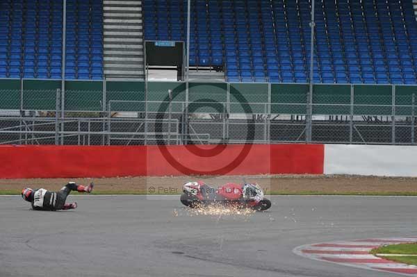 Motorcycle action photographs;Silverstone circuit;Silverstone photographs;Trackday digital images;event digital images;eventdigitalimages;no limits trackday;peter wileman photography;rockingham towcester northamptonshire;trackday;trackday photos