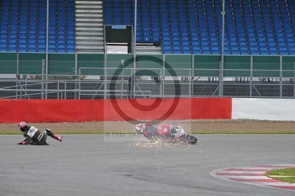 Motorcycle action photographs;Silverstone circuit;Silverstone photographs;Trackday digital images;event digital images;eventdigitalimages;no limits trackday;peter wileman photography;rockingham towcester northamptonshire;trackday;trackday photos