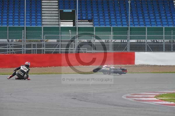 Motorcycle action photographs;Silverstone circuit;Silverstone photographs;Trackday digital images;event digital images;eventdigitalimages;no limits trackday;peter wileman photography;rockingham towcester northamptonshire;trackday;trackday photos