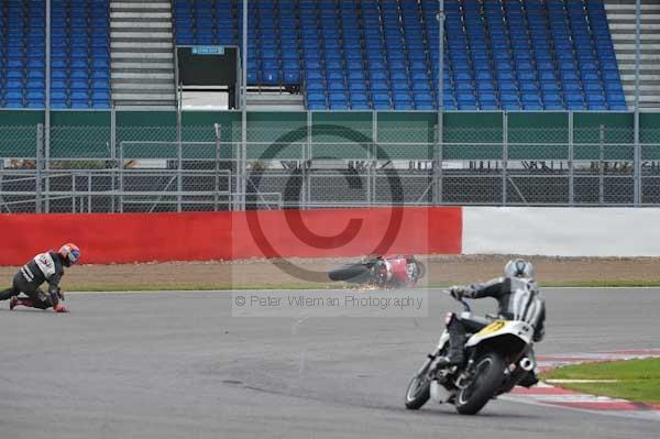 Motorcycle action photographs;Silverstone circuit;Silverstone photographs;Trackday digital images;event digital images;eventdigitalimages;no limits trackday;peter wileman photography;rockingham towcester northamptonshire;trackday;trackday photos