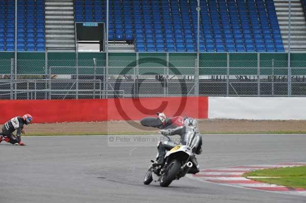 Motorcycle action photographs;Silverstone circuit;Silverstone photographs;Trackday digital images;event digital images;eventdigitalimages;no limits trackday;peter wileman photography;rockingham towcester northamptonshire;trackday;trackday photos