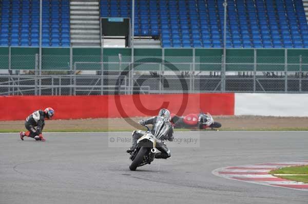 Motorcycle action photographs;Silverstone circuit;Silverstone photographs;Trackday digital images;event digital images;eventdigitalimages;no limits trackday;peter wileman photography;rockingham towcester northamptonshire;trackday;trackday photos