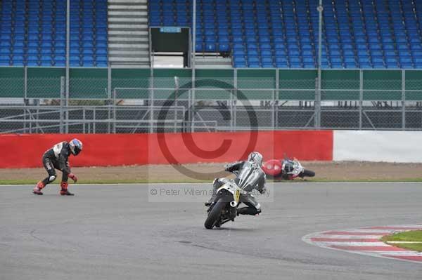 Motorcycle action photographs;Silverstone circuit;Silverstone photographs;Trackday digital images;event digital images;eventdigitalimages;no limits trackday;peter wileman photography;rockingham towcester northamptonshire;trackday;trackday photos