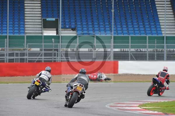 Motorcycle action photographs;Silverstone circuit;Silverstone photographs;Trackday digital images;event digital images;eventdigitalimages;no limits trackday;peter wileman photography;rockingham towcester northamptonshire;trackday;trackday photos