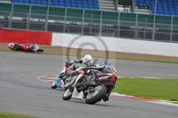 Motorcycle action photographs;Silverstone circuit;Silverstone photographs;Trackday digital images;event digital images;eventdigitalimages;no limits trackday;peter wileman photography;rockingham towcester northamptonshire;trackday;trackday photos