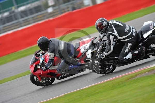 Motorcycle action photographs;Silverstone circuit;Silverstone photographs;Trackday digital images;event digital images;eventdigitalimages;no limits trackday;peter wileman photography;rockingham towcester northamptonshire;trackday;trackday photos