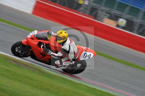 Motorcycle action photographs;Silverstone circuit;Silverstone photographs;Trackday digital images;event digital images;eventdigitalimages;no limits trackday;peter wileman photography;rockingham towcester northamptonshire;trackday;trackday photos