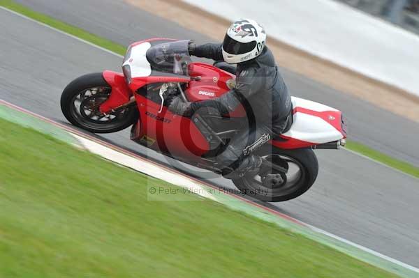 Motorcycle action photographs;Silverstone circuit;Silverstone photographs;Trackday digital images;event digital images;eventdigitalimages;no limits trackday;peter wileman photography;rockingham towcester northamptonshire;trackday;trackday photos