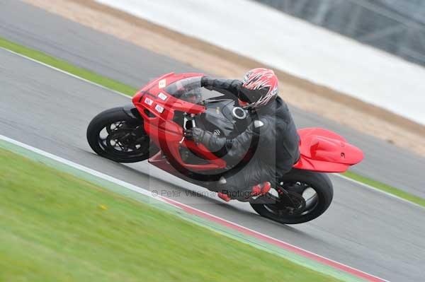 Motorcycle action photographs;Silverstone circuit;Silverstone photographs;Trackday digital images;event digital images;eventdigitalimages;no limits trackday;peter wileman photography;rockingham towcester northamptonshire;trackday;trackday photos