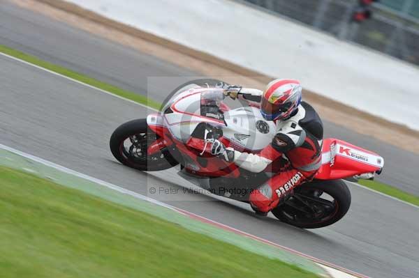 Motorcycle action photographs;Silverstone circuit;Silverstone photographs;Trackday digital images;event digital images;eventdigitalimages;no limits trackday;peter wileman photography;rockingham towcester northamptonshire;trackday;trackday photos