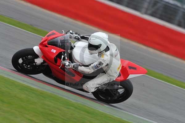 Motorcycle action photographs;Silverstone circuit;Silverstone photographs;Trackday digital images;event digital images;eventdigitalimages;no limits trackday;peter wileman photography;rockingham towcester northamptonshire;trackday;trackday photos