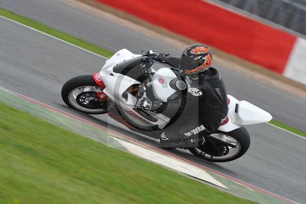 Motorcycle action photographs;Silverstone circuit;Silverstone photographs;Trackday digital images;event digital images;eventdigitalimages;no limits trackday;peter wileman photography;rockingham towcester northamptonshire;trackday;trackday photos