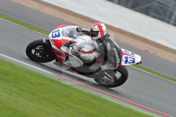 Motorcycle action photographs;Silverstone circuit;Silverstone photographs;Trackday digital images;event digital images;eventdigitalimages;no limits trackday;peter wileman photography;rockingham towcester northamptonshire;trackday;trackday photos