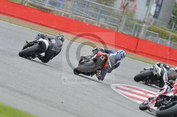 Motorcycle action photographs;Silverstone circuit;Silverstone photographs;Trackday digital images;event digital images;eventdigitalimages;no limits trackday;peter wileman photography;rockingham towcester northamptonshire;trackday;trackday photos