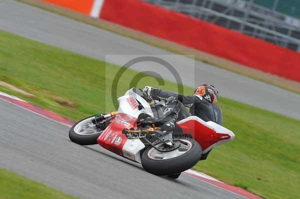 Motorcycle action photographs;Silverstone circuit;Silverstone photographs;Trackday digital images;event digital images;eventdigitalimages;no limits trackday;peter wileman photography;rockingham towcester northamptonshire;trackday;trackday photos