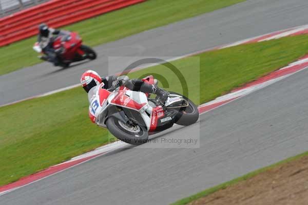 Motorcycle action photographs;Silverstone circuit;Silverstone photographs;Trackday digital images;event digital images;eventdigitalimages;no limits trackday;peter wileman photography;rockingham towcester northamptonshire;trackday;trackday photos