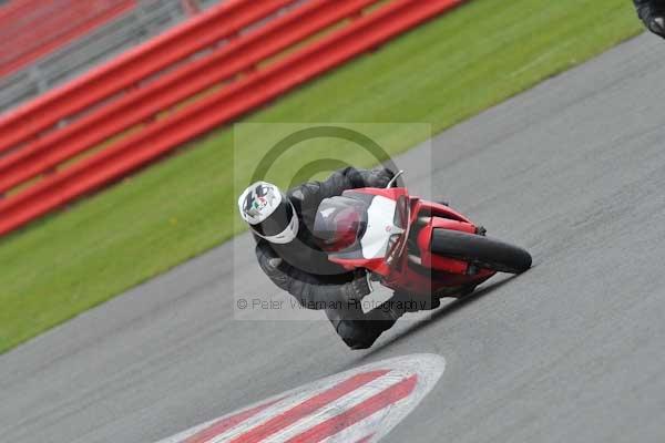 Motorcycle action photographs;Silverstone circuit;Silverstone photographs;Trackday digital images;event digital images;eventdigitalimages;no limits trackday;peter wileman photography;rockingham towcester northamptonshire;trackday;trackday photos