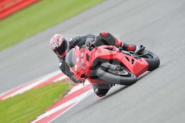 Motorcycle action photographs;Silverstone circuit;Silverstone photographs;Trackday digital images;event digital images;eventdigitalimages;no limits trackday;peter wileman photography;rockingham towcester northamptonshire;trackday;trackday photos