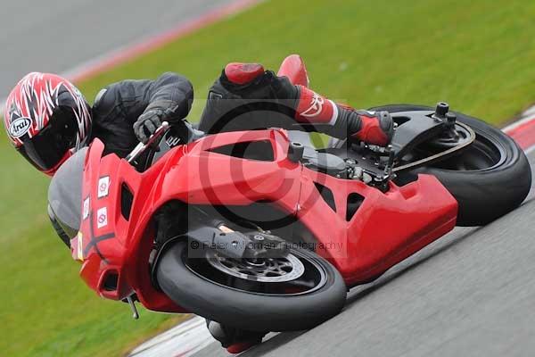 Motorcycle action photographs;Silverstone circuit;Silverstone photographs;Trackday digital images;event digital images;eventdigitalimages;no limits trackday;peter wileman photography;rockingham towcester northamptonshire;trackday;trackday photos