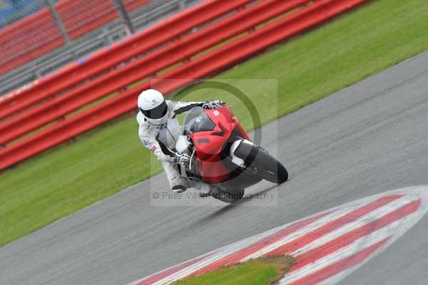 Motorcycle action photographs;Silverstone circuit;Silverstone photographs;Trackday digital images;event digital images;eventdigitalimages;no limits trackday;peter wileman photography;rockingham towcester northamptonshire;trackday;trackday photos