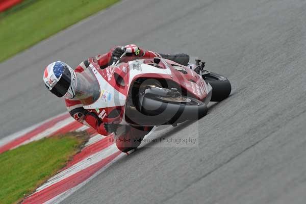 Motorcycle action photographs;Silverstone circuit;Silverstone photographs;Trackday digital images;event digital images;eventdigitalimages;no limits trackday;peter wileman photography;rockingham towcester northamptonshire;trackday;trackday photos