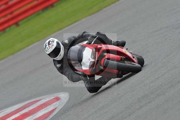 Motorcycle action photographs;Silverstone circuit;Silverstone photographs;Trackday digital images;event digital images;eventdigitalimages;no limits trackday;peter wileman photography;rockingham towcester northamptonshire;trackday;trackday photos