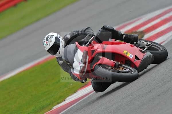 Motorcycle action photographs;Silverstone circuit;Silverstone photographs;Trackday digital images;event digital images;eventdigitalimages;no limits trackday;peter wileman photography;rockingham towcester northamptonshire;trackday;trackday photos