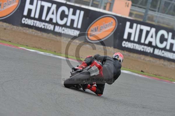 Motorcycle action photographs;Silverstone circuit;Silverstone photographs;Trackday digital images;event digital images;eventdigitalimages;no limits trackday;peter wileman photography;rockingham towcester northamptonshire;trackday;trackday photos