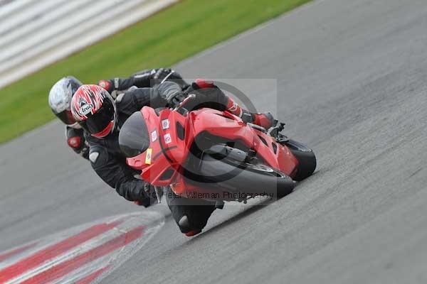 Motorcycle action photographs;Silverstone circuit;Silverstone photographs;Trackday digital images;event digital images;eventdigitalimages;no limits trackday;peter wileman photography;rockingham towcester northamptonshire;trackday;trackday photos