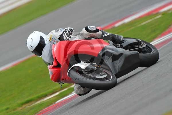 Motorcycle action photographs;Silverstone circuit;Silverstone photographs;Trackday digital images;event digital images;eventdigitalimages;no limits trackday;peter wileman photography;rockingham towcester northamptonshire;trackday;trackday photos