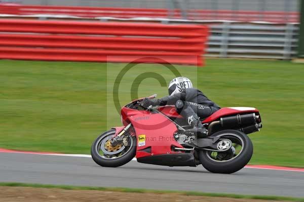 Motorcycle action photographs;Silverstone circuit;Silverstone photographs;Trackday digital images;event digital images;eventdigitalimages;no limits trackday;peter wileman photography;rockingham towcester northamptonshire;trackday;trackday photos