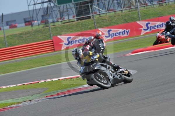 Motorcycle action photographs;Silverstone circuit;Silverstone photographs;Trackday digital images;event digital images;eventdigitalimages;no limits trackday;peter wileman photography;rockingham towcester northamptonshire;trackday;trackday photos