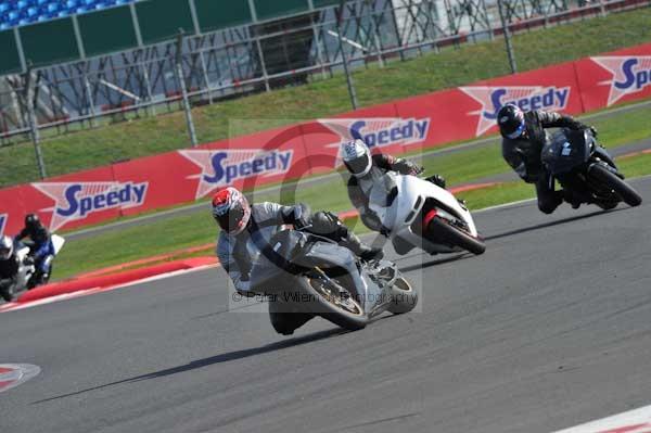 Motorcycle action photographs;Silverstone circuit;Silverstone photographs;Trackday digital images;event digital images;eventdigitalimages;no limits trackday;peter wileman photography;rockingham towcester northamptonshire;trackday;trackday photos