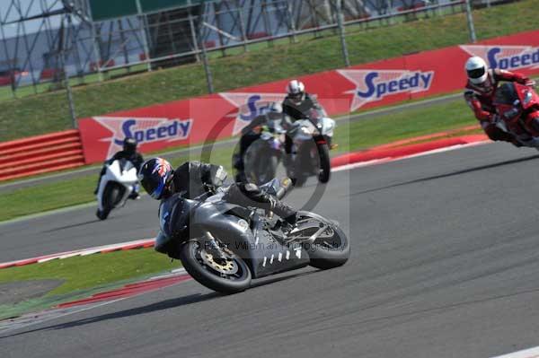 Motorcycle action photographs;Silverstone circuit;Silverstone photographs;Trackday digital images;event digital images;eventdigitalimages;no limits trackday;peter wileman photography;rockingham towcester northamptonshire;trackday;trackday photos