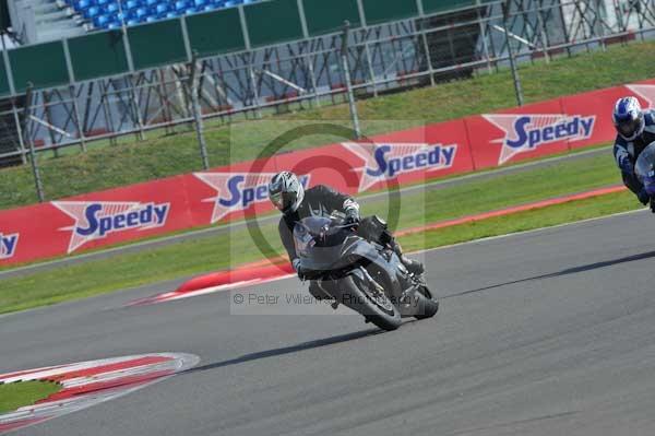 Motorcycle action photographs;Silverstone circuit;Silverstone photographs;Trackday digital images;event digital images;eventdigitalimages;no limits trackday;peter wileman photography;rockingham towcester northamptonshire;trackday;trackday photos