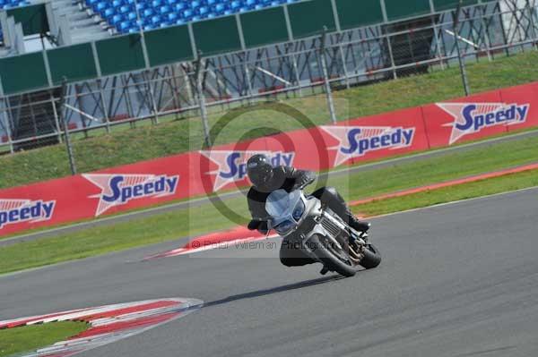 Motorcycle action photographs;Silverstone circuit;Silverstone photographs;Trackday digital images;event digital images;eventdigitalimages;no limits trackday;peter wileman photography;rockingham towcester northamptonshire;trackday;trackday photos