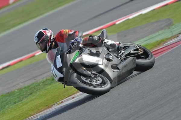 Motorcycle action photographs;Silverstone circuit;Silverstone photographs;Trackday digital images;event digital images;eventdigitalimages;no limits trackday;peter wileman photography;rockingham towcester northamptonshire;trackday;trackday photos