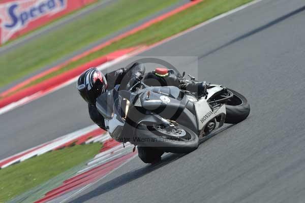 Motorcycle action photographs;Silverstone circuit;Silverstone photographs;Trackday digital images;event digital images;eventdigitalimages;no limits trackday;peter wileman photography;rockingham towcester northamptonshire;trackday;trackday photos