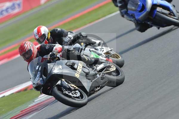 Motorcycle action photographs;Silverstone circuit;Silverstone photographs;Trackday digital images;event digital images;eventdigitalimages;no limits trackday;peter wileman photography;rockingham towcester northamptonshire;trackday;trackday photos