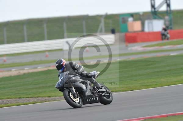 Motorcycle action photographs;Silverstone circuit;Silverstone photographs;Trackday digital images;event digital images;eventdigitalimages;no limits trackday;peter wileman photography;rockingham towcester northamptonshire;trackday;trackday photos