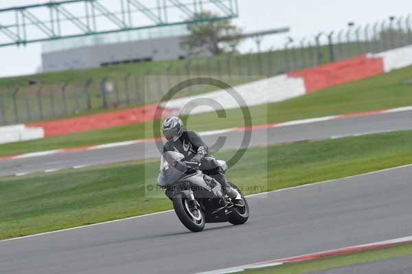 Motorcycle action photographs;Silverstone circuit;Silverstone photographs;Trackday digital images;event digital images;eventdigitalimages;no limits trackday;peter wileman photography;rockingham towcester northamptonshire;trackday;trackday photos