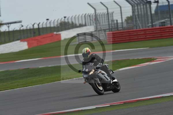 Motorcycle action photographs;Silverstone circuit;Silverstone photographs;Trackday digital images;event digital images;eventdigitalimages;no limits trackday;peter wileman photography;rockingham towcester northamptonshire;trackday;trackday photos