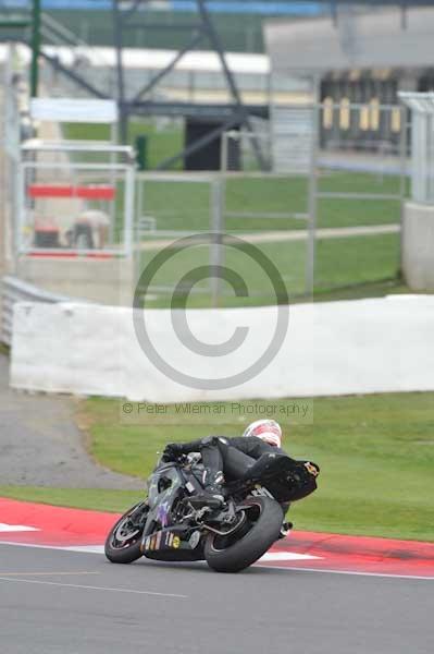 Motorcycle action photographs;Silverstone circuit;Silverstone photographs;Trackday digital images;event digital images;eventdigitalimages;no limits trackday;peter wileman photography;rockingham towcester northamptonshire;trackday;trackday photos