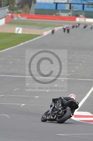 Motorcycle action photographs;Silverstone circuit;Silverstone photographs;Trackday digital images;event digital images;eventdigitalimages;no limits trackday;peter wileman photography;rockingham towcester northamptonshire;trackday;trackday photos