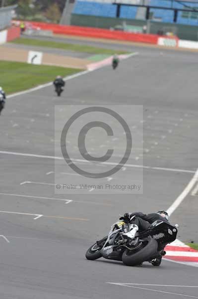 Motorcycle action photographs;Silverstone circuit;Silverstone photographs;Trackday digital images;event digital images;eventdigitalimages;no limits trackday;peter wileman photography;rockingham towcester northamptonshire;trackday;trackday photos