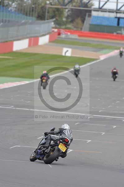 Motorcycle action photographs;Silverstone circuit;Silverstone photographs;Trackday digital images;event digital images;eventdigitalimages;no limits trackday;peter wileman photography;rockingham towcester northamptonshire;trackday;trackday photos