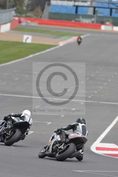 Motorcycle action photographs;Silverstone circuit;Silverstone photographs;Trackday digital images;event digital images;eventdigitalimages;no limits trackday;peter wileman photography;rockingham towcester northamptonshire;trackday;trackday photos