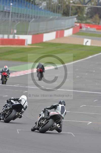 Motorcycle action photographs;Silverstone circuit;Silverstone photographs;Trackday digital images;event digital images;eventdigitalimages;no limits trackday;peter wileman photography;rockingham towcester northamptonshire;trackday;trackday photos