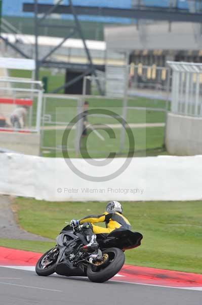 Motorcycle action photographs;Silverstone circuit;Silverstone photographs;Trackday digital images;event digital images;eventdigitalimages;no limits trackday;peter wileman photography;rockingham towcester northamptonshire;trackday;trackday photos