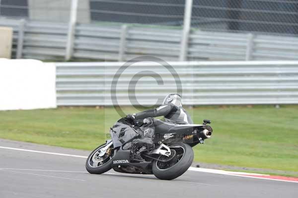 Motorcycle action photographs;Silverstone circuit;Silverstone photographs;Trackday digital images;event digital images;eventdigitalimages;no limits trackday;peter wileman photography;rockingham towcester northamptonshire;trackday;trackday photos